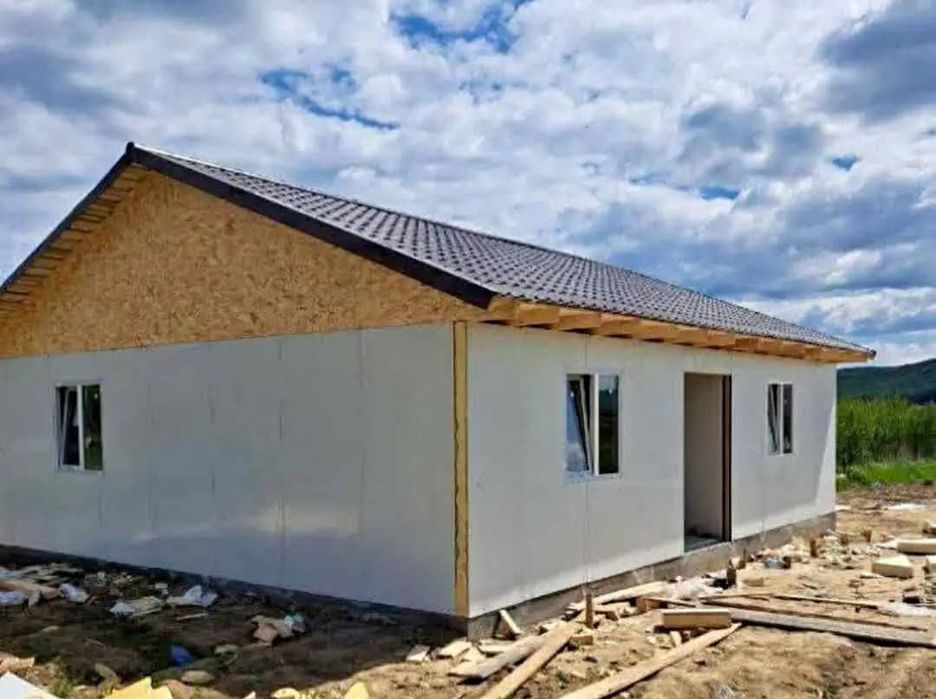 Vând casă din structură metalică și panouri sandwich
