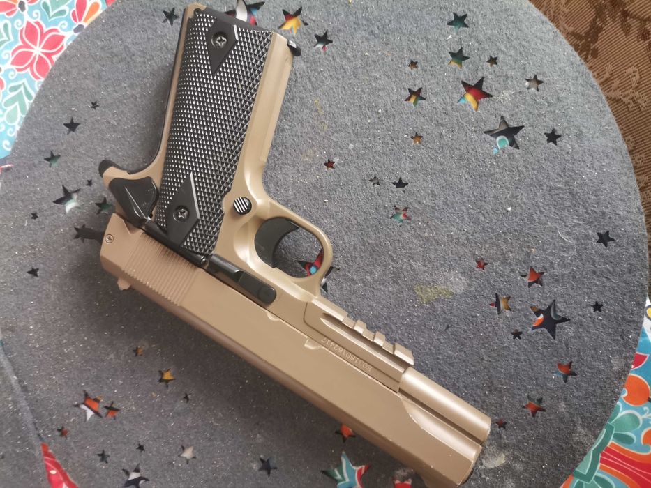 Piatol din metal cu bile de plastic dur.