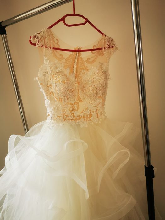 Vand rochie de mireasa + Crinolina