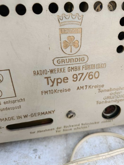 Лампово радио "Grundig", отлично състояние, УКВ, работещо.