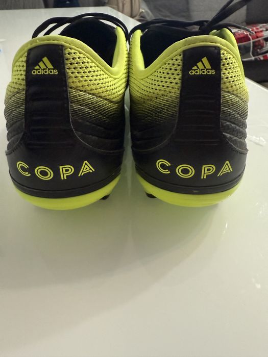 Vand  ghete  adidas de fotbal  nr 45 pret 90 lei