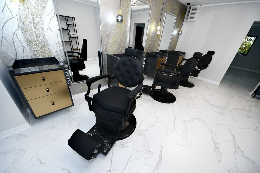 Închiriez post coafor/frizerie