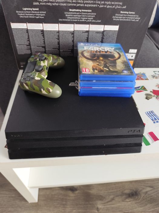 Vând PS4 Pro, capacitate 1TB.