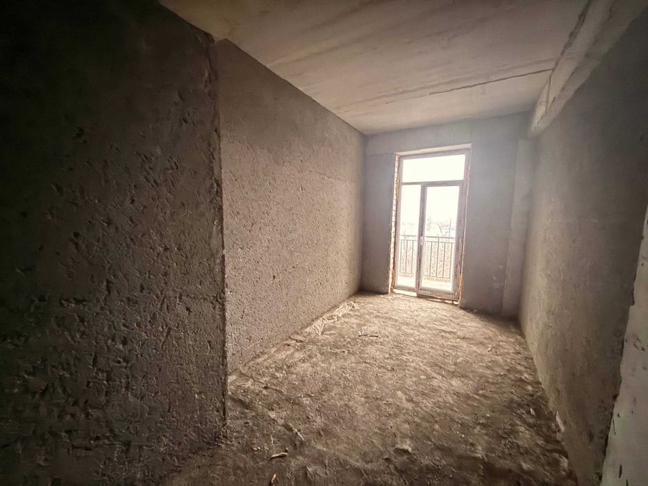 ПРОДАЁТСЯ 2х комнатная квартира в состоянии коробки с кадастром