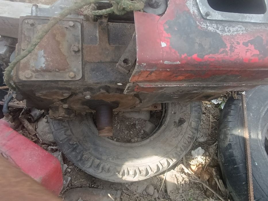 Тракторшы маторы, степ тұрған матор