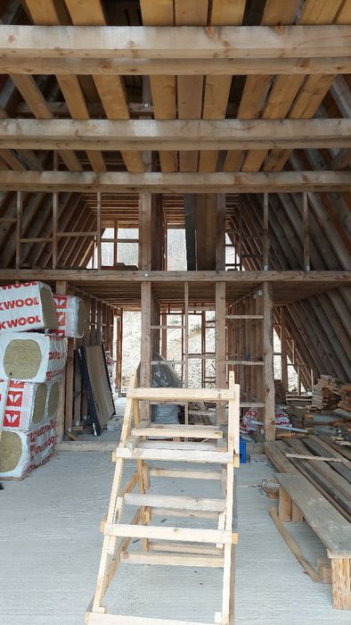 Execut case din lemn și pe structură  ușoară