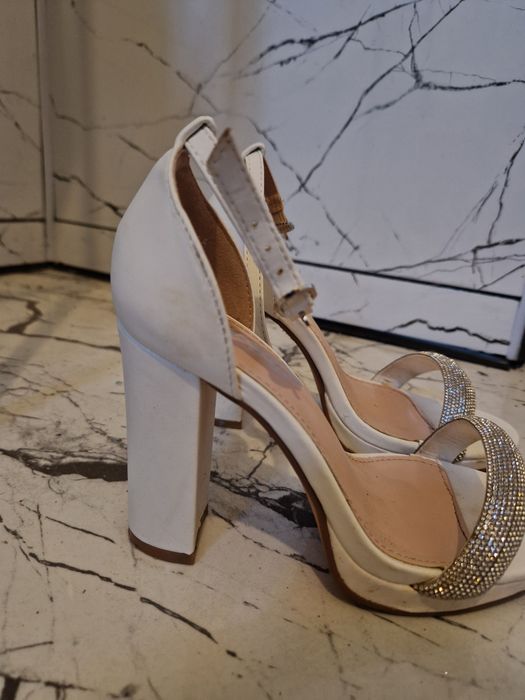 Sandale elegante albe, toc gros și bareta cu pietricele strălucitoare