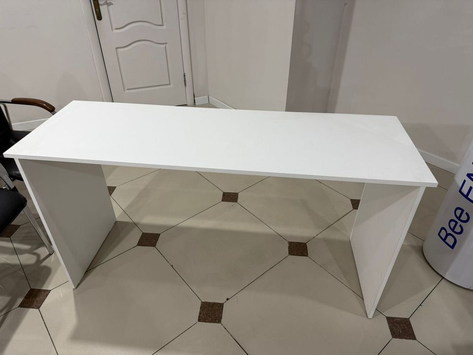 Белые столы, парты