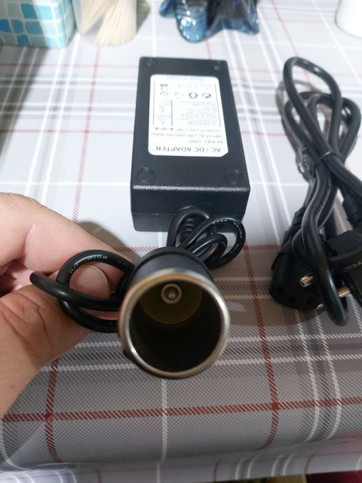 Adaptor de la 220 v la 12 volti tip bricheta auto