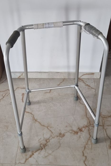 Scaun cu rotile, cadru de mers, baston ortopedic cu 3 picioare