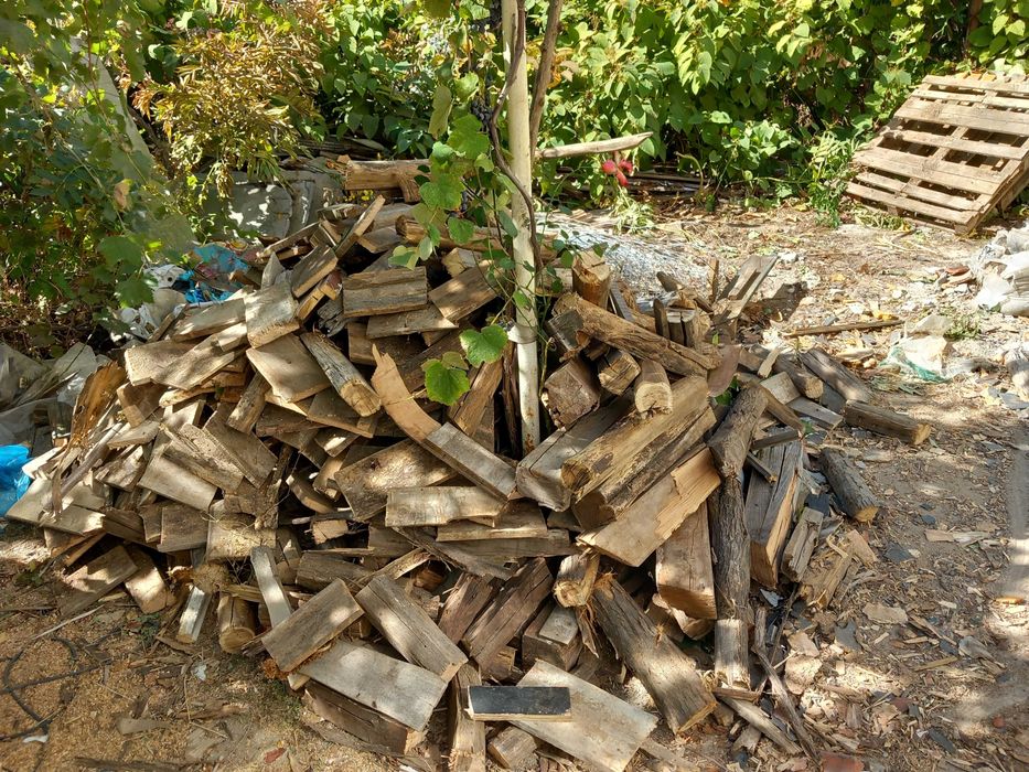 Чували с нарязан дървен материал