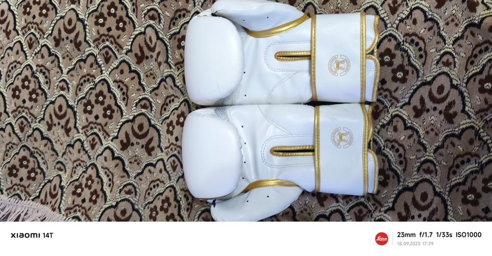 Продам боксерские перчатки venum