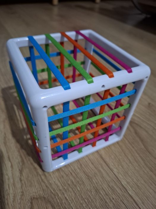 Jucarie senzoriala moale si cub forme Fat Brain Toy