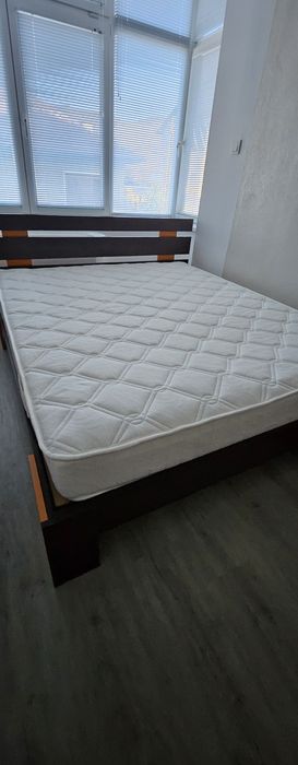 Спалня с две нощни шкафчета