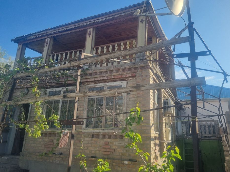 Продаётся дача  Зарафшан уазис 6 соток территория 2 этажа 3 комнаты