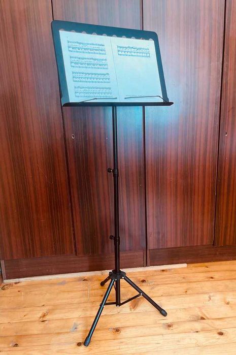 Стабилна стойка за музика с регулируема височина