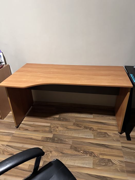 Продавам бюро и стол