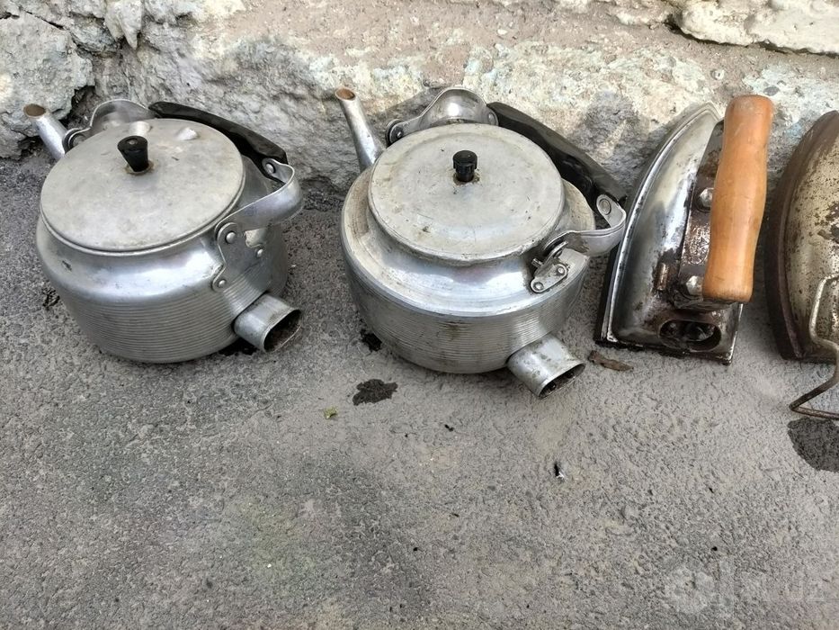 Электрический чайник и утюг