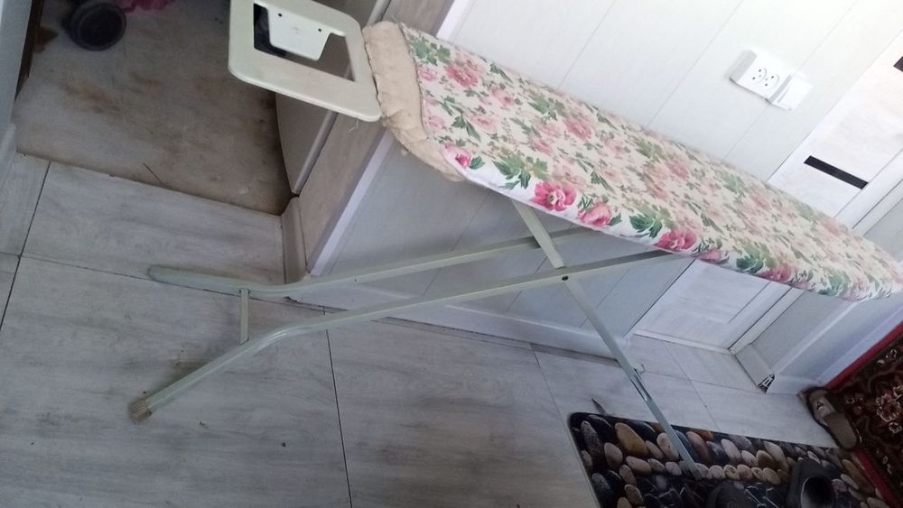 Гладильная доска с утюгом рабочая.