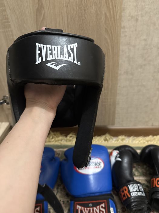 Боксерские перчатки и боксерский шлем