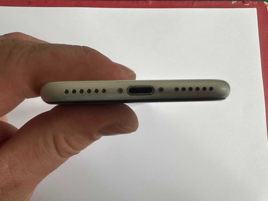 iPhone SE 2020 - БЯЛ - 64GB - Фабрично Отключен - НОВА БАТЕРИЯ !!!