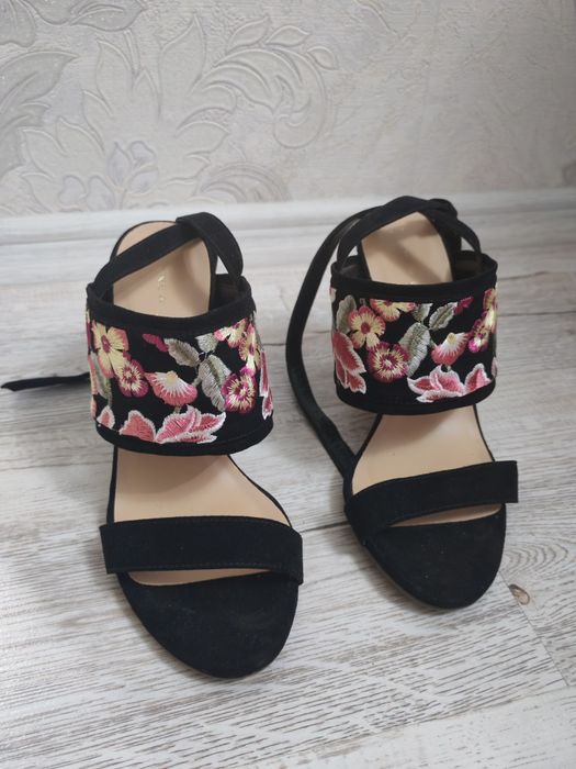 Sandale negre elegante, piele și motive florale țesute