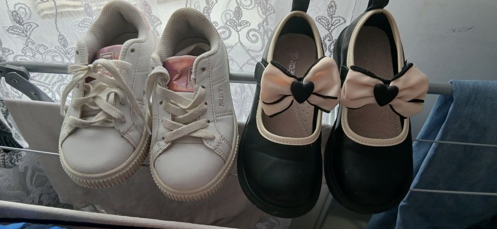 Vând papuci fetita m 28