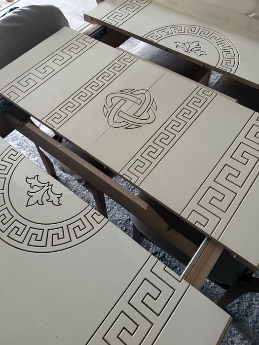 Стол в гостевой или на кухню