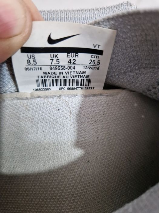 Vând adidași nike