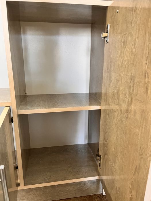 Шкаф с полками, вешелками.