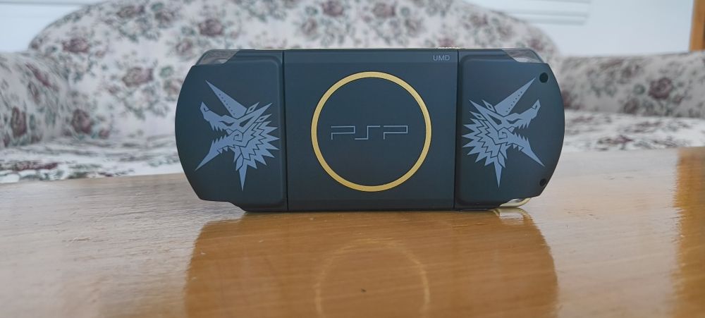 Vând psp 3000 series Monster Hunter Limited Edition  modat