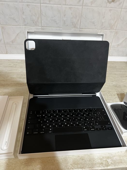 IPad Pro 12.9 inch 5th generation - 256GB+ Magic Keyboard+ Magic Mouse