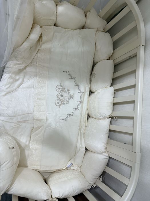 Детская кроватка с постельным бельем