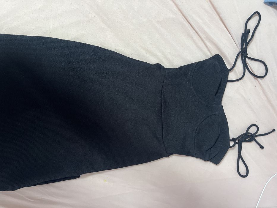 Черна рокля Bershka с гол гръб