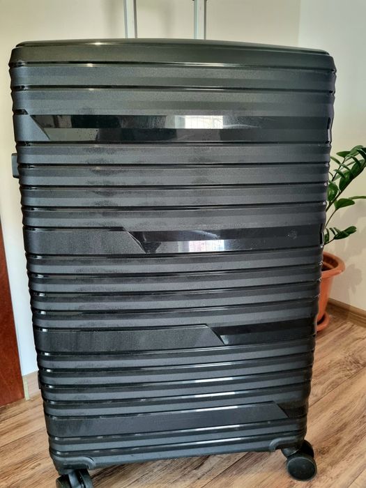 Продам чемодан среднего размера.