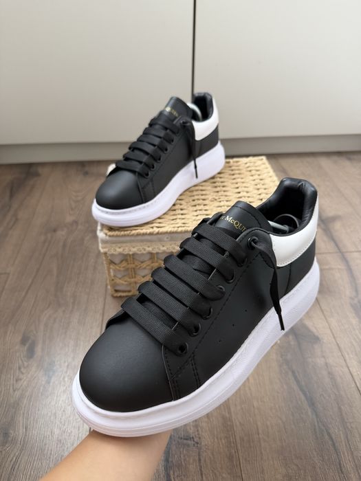 Adidasi ALEXANDER MCQUEEN l Produs NOU Tenesi | Adidasi Baieti | Fete | Alexander McQueen Negru - Alb | Adidasi Model NOU | Produs Calitate PREMIUM