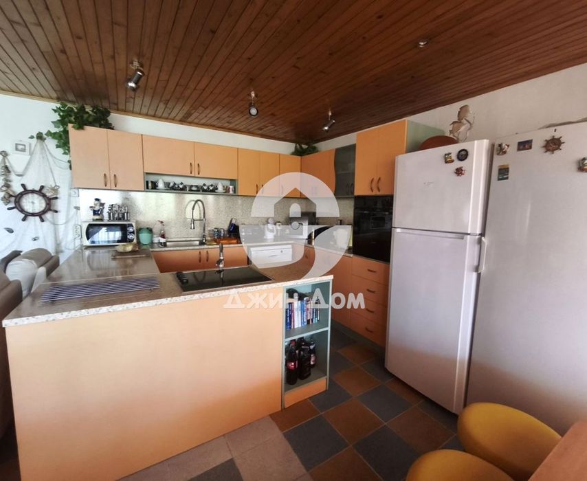 Просторна обзаведена къща с двор в гр. Бяла