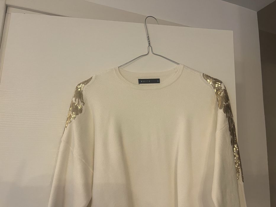 Bluza alba cu umerii din paiete