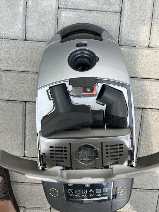 De vanzare Aspirator Miele Silver mod, S 758 de 1800w.