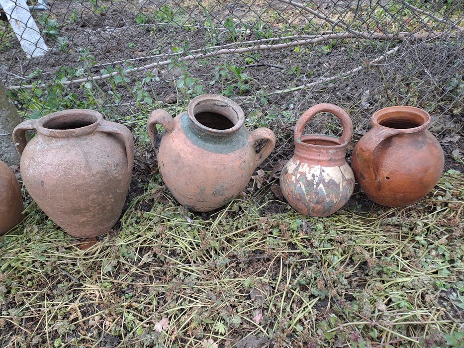 Стари делви, гърнета и стомнички