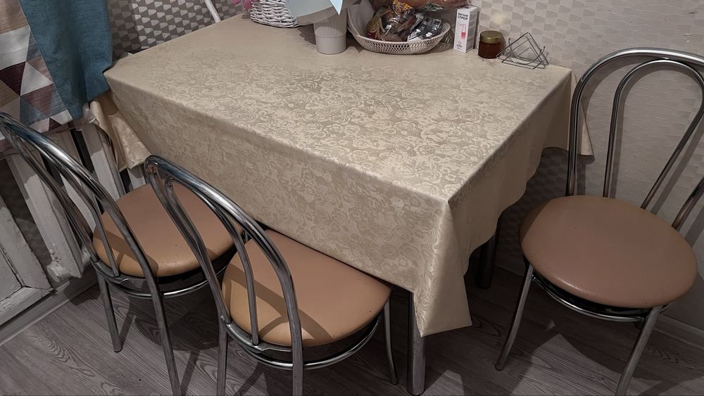 Продам стол с 3 мя стульми