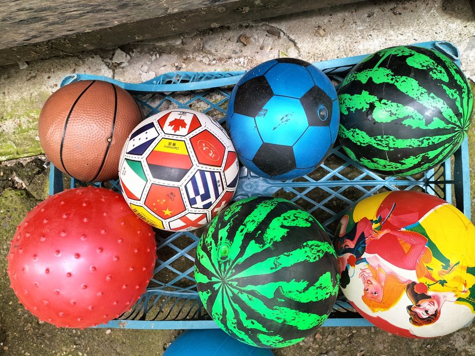Продам спортивные мячи разные.