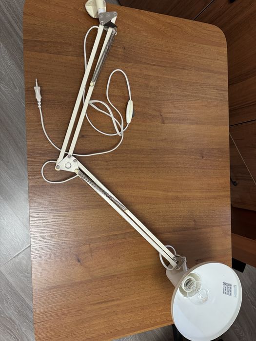 Продаётся настольный светильник