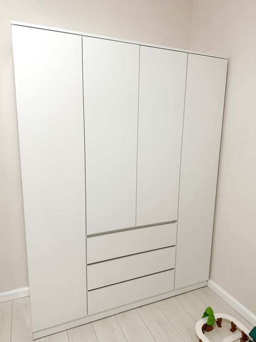 Распашной шкаф белого цвета