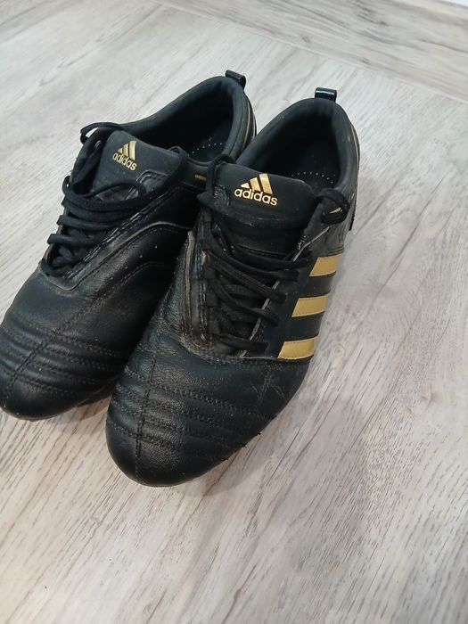 Vând ghete de fotbal Adidas