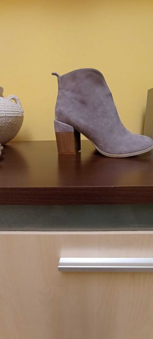 Botine noi  piele întoarsă