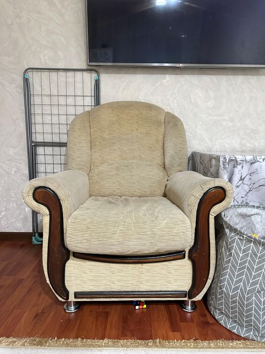 Диван с двумя креслами