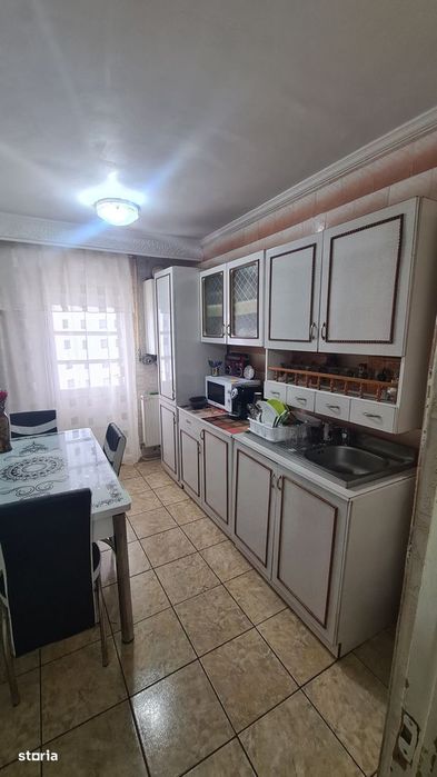 Apartament cu 3 camere de vânzare în Curtea de Argeș.