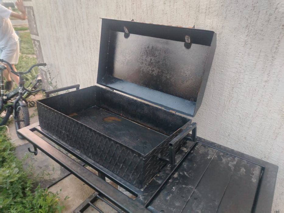 Продаётся мангал с крышкой