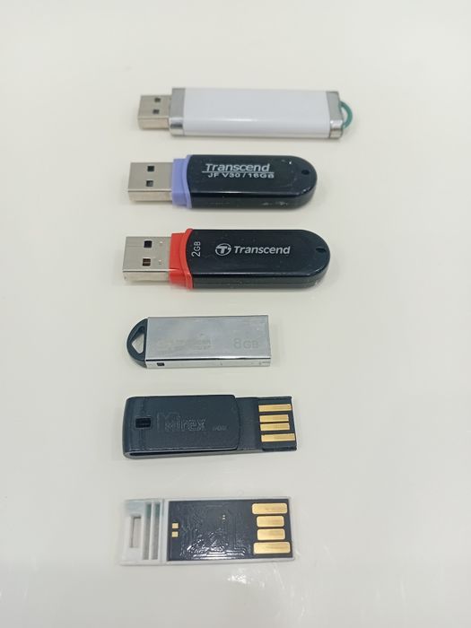 Продам 5 USB-флешек (от 2 до 32 ГБ)